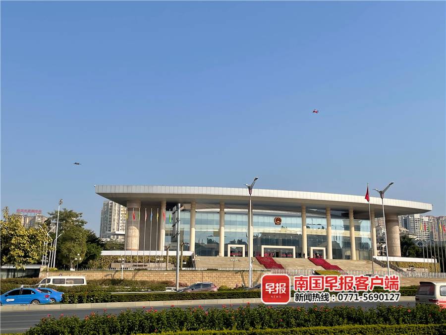南寧交警出動(dòng)無人機(jī),1個(gè)小時(shí)抓拍多輛違法車輛(圖2)
